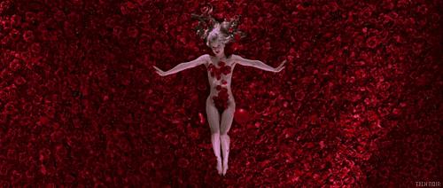 容颜定格14岁的她，活成了世上最美女人！法国人用了半世纪的“花水”，好用到疯抢