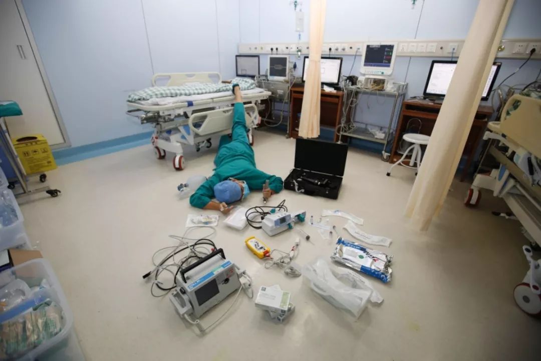 医护们的“扑街”大戏，这波炫富给满赞~