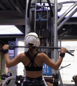 42岁翘臀“老阿姨”迷倒小16岁男友：年龄从来都不是借口