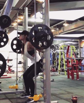 42岁翘臀“老阿姨”迷倒小16岁男友：年龄从来都不是借口