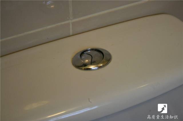 马桶冲水按钮按不动太紧怎么办,马桶上冲水的两个按钮有什么区别