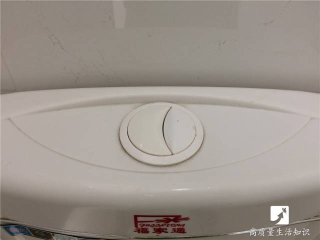马桶冲水按钮按不动太紧怎么办,马桶上冲水的两个按钮有什么区别