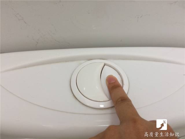 马桶冲水按钮按不动太紧怎么办,马桶上冲水的两个按钮有什么区别