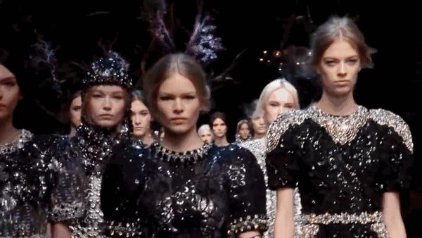 戳进来|除了黄鹤楼和鸭脖子,这座城市竟然还有时装周这个大IP?