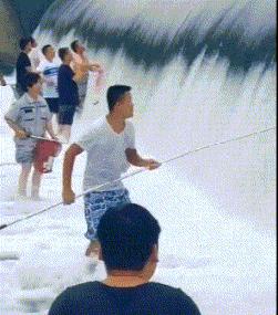 ▶昨天老妈教弟弟做作业,我弟不动脑筋思考,每道题都问...