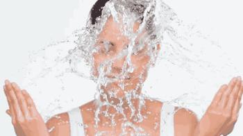 脸部清洁不彻底长痘,如何清理脸上的黑头和痘痘