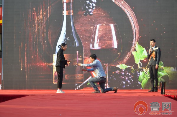 青岛首届婚礼狂欢节,胶州百人集体婚礼