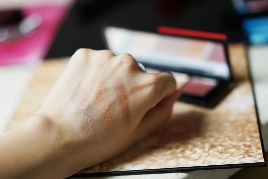 欧阳娜娜唇妆化妆教程,简单又日常的元气妆欧阳娜娜