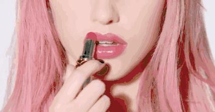 冬天怎样防嘴唇开裂,冬天嘴唇很干燥而且还开裂怎么办