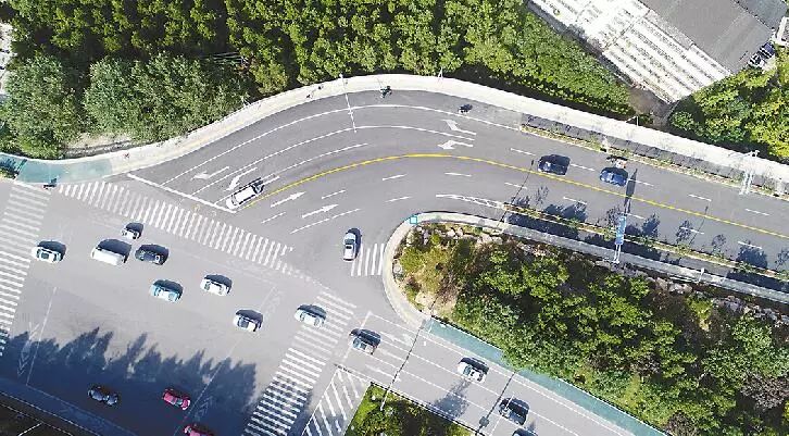 欠费上千万！万豪国际、诚基中心等小区被停电催费；一边说美一边践踏，济南画家村刚铺的草坪遭殃；问卷没按答案抄，家长被老师踢出群