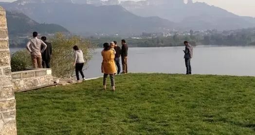 欠费上千万！万豪国际、诚基中心等小区被停电催费；一边说美一边践踏，济南画家村刚铺的草坪遭殃；问卷没按答案抄，家长被老师踢出群