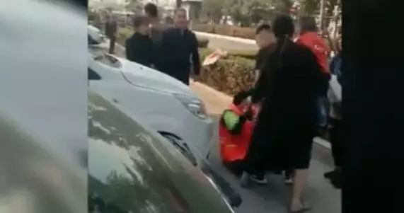 欠费上千万！万豪国际、诚基中心等小区被停电催费；一边说美一边践踏，济南画家村刚铺的草坪遭殃；问卷没按答案抄，家长被老师踢出群