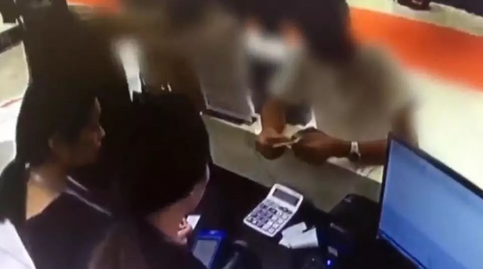 欠费上千万！万豪国际、诚基中心等小区被停电催费；一边说美一边践踏，济南画家村刚铺的草坪遭殃；问卷没按答案抄，家长被老师踢出群