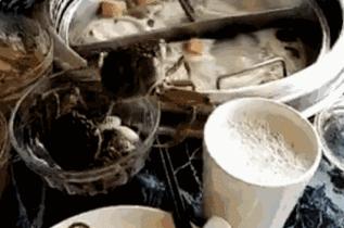 ▶昨天老妈教弟弟做作业,我弟不动脑筋思考,每道题都问...