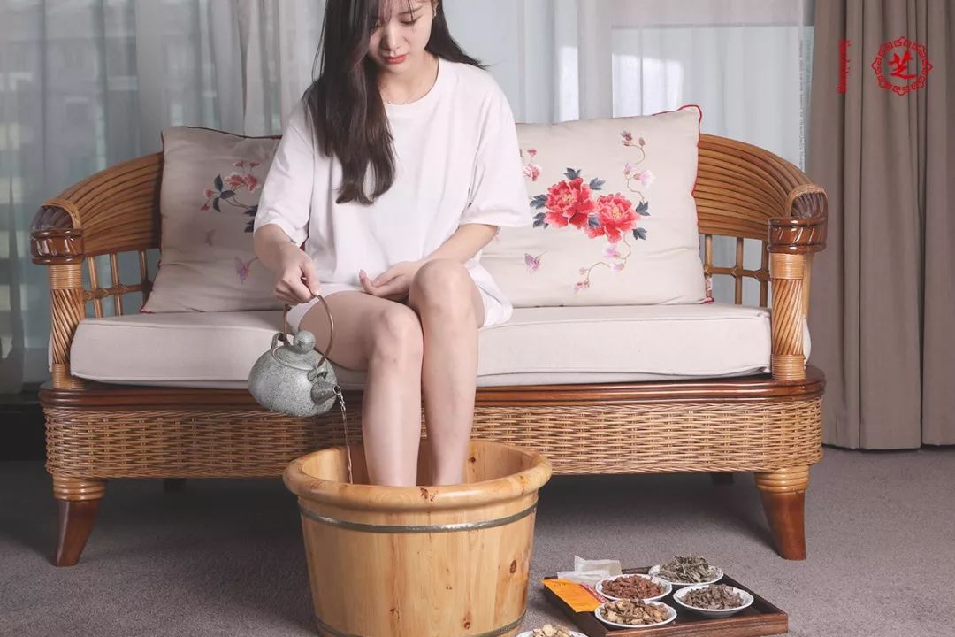 秋冬用什么泡脚对皮肤好,秋冬泡泡脚全身轻松