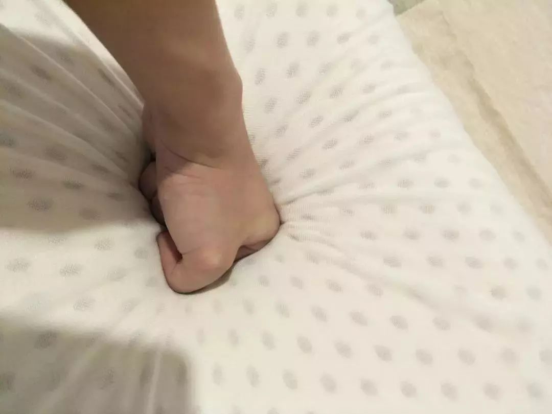 金橡树的波浪乳胶枕泰国原装进口,泰国进口乳胶枕只要99