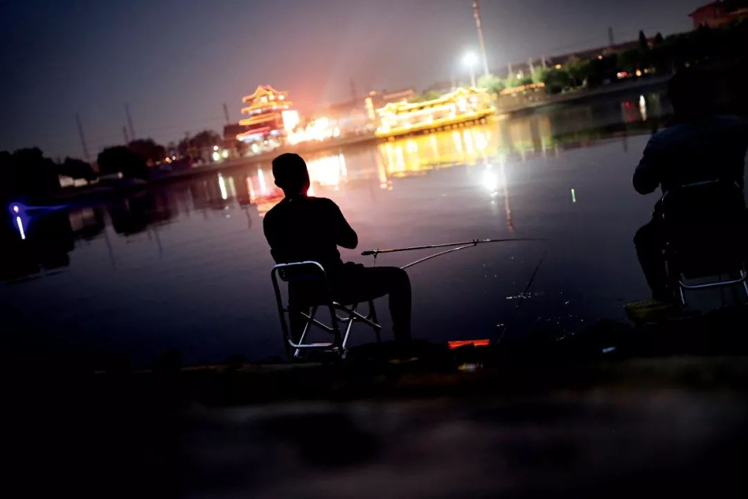 这些男人不回家，他们去钓鱼