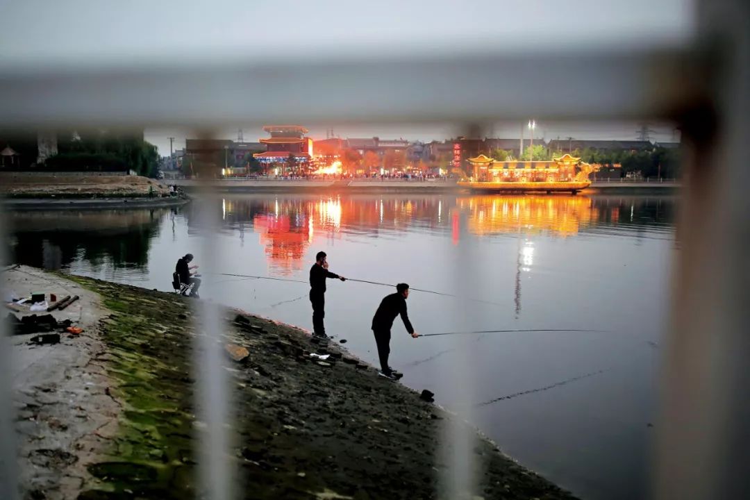 这些男人不回家，他们去钓鱼