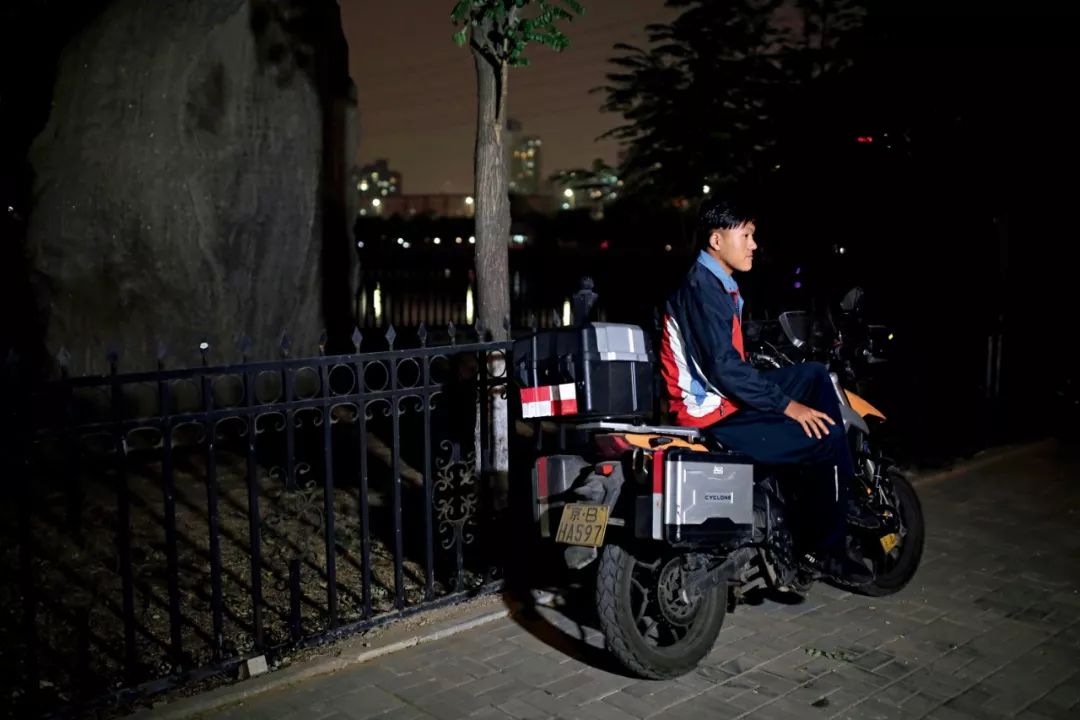 这些男人不回家，他们去钓鱼