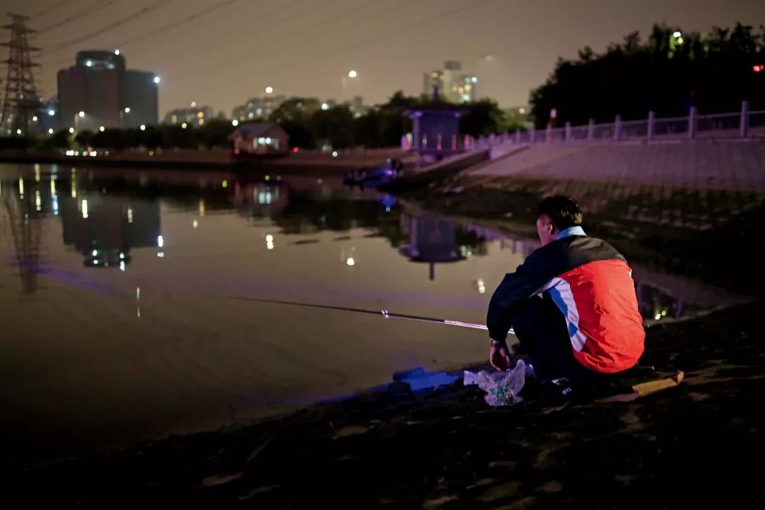这些男人不回家，他们去钓鱼