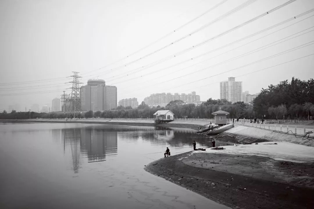 这些男人不回家，他们去钓鱼