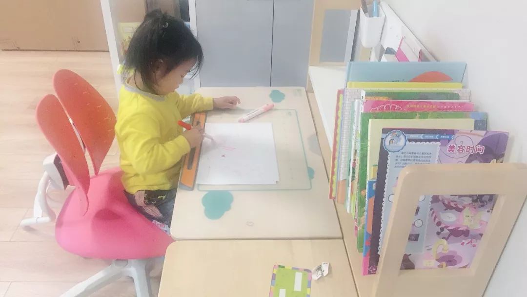 一年半了，还是喜欢这个得了最高设计奖的学习桌，陪伴孩子从3岁到18岁，开学季赠书包