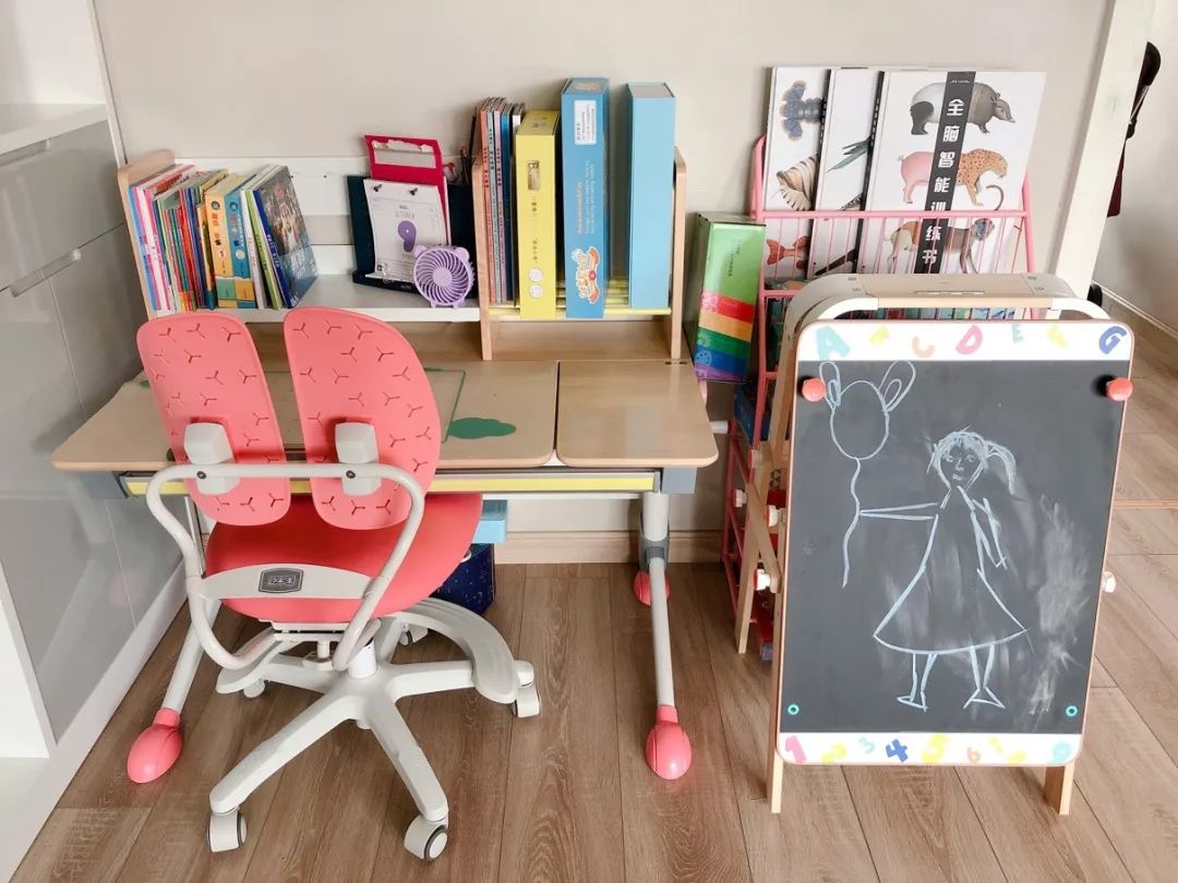 一年半了，还是喜欢这个得了最高设计奖的学习桌，陪伴孩子从3岁到18岁，开学季赠书包