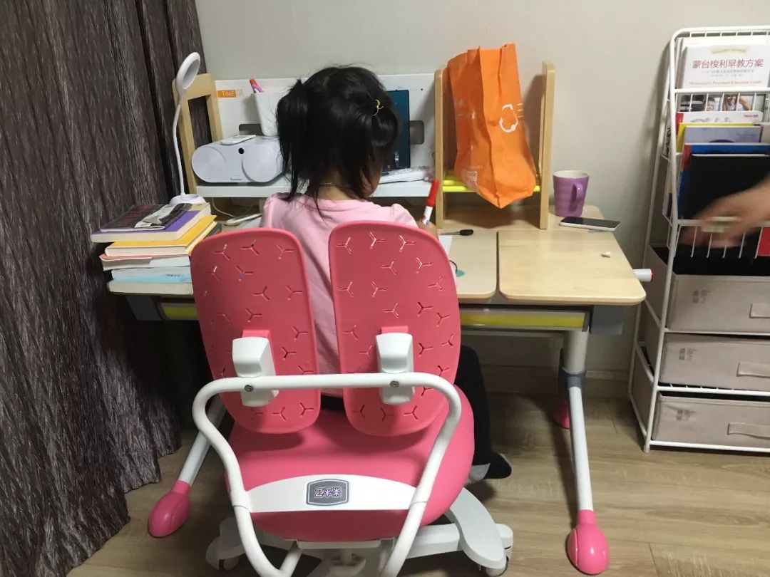一年半了，还是喜欢这个得了最高设计奖的学习桌，陪伴孩子从3岁到18岁，开学季赠书包
