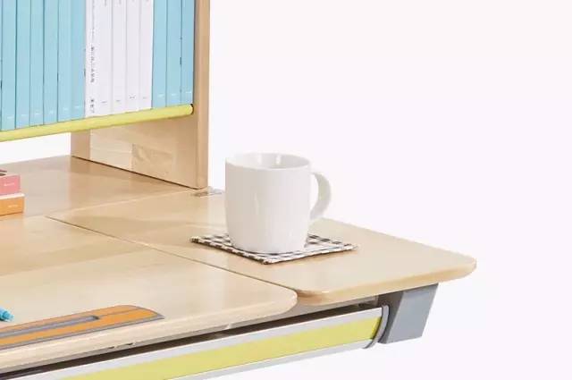 一年半了，还是喜欢这个得了最高设计奖的学习桌，陪伴孩子从3岁到18岁，开学季赠书包