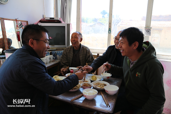 蔚县：扶贫工作队吃派饭驻村帮扶更精准