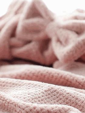 出浴再也不用穿衣服了，这款变态舒服套装，不掉毛又杀菌，5秒吸干一斤水，比普通浴巾好用百倍！