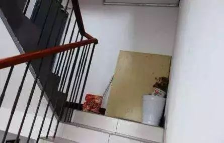 楼道乱堆杂物堵塞疏散通道危险,楼道乱堆杂物的温馨提示