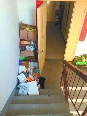楼道乱堆杂物堵塞疏散通道危险,楼道乱堆杂物的温馨提示