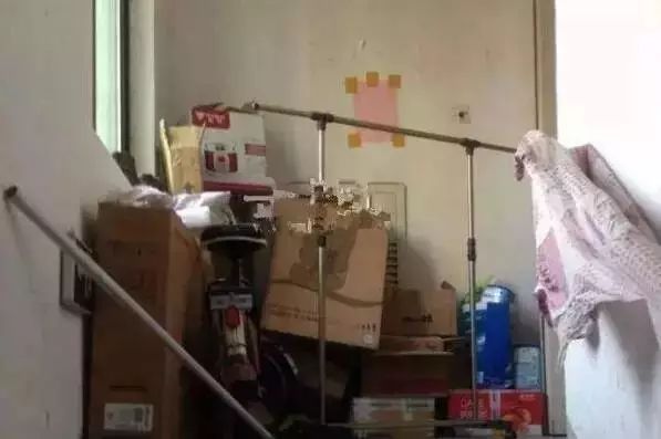 楼道乱堆杂物堵塞疏散通道危险,楼道乱堆杂物的温馨提示