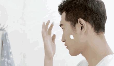 暴晒一天竟变白了?!这款男人最爱的“隐身”黑科技,防晒护肤一瓶搞定,让你秒变小鲜肉