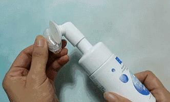 还在用洗面奶洗脸卸妆就out了！用它轻轻一刷，几秒就能深层清洁每个毛孔，感觉黑头都蹦出来了！