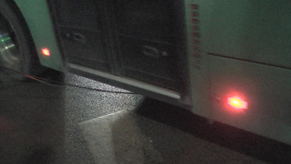 郑州闹市区两根线杆“连根拔起”，几十根线缆垂落地面阻通行