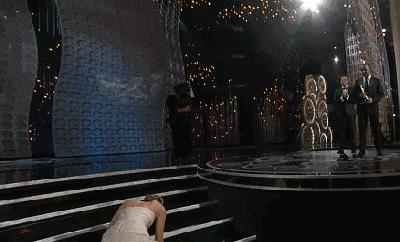 杀丧尸用斧头还是刀,杀僵尸用什么剑