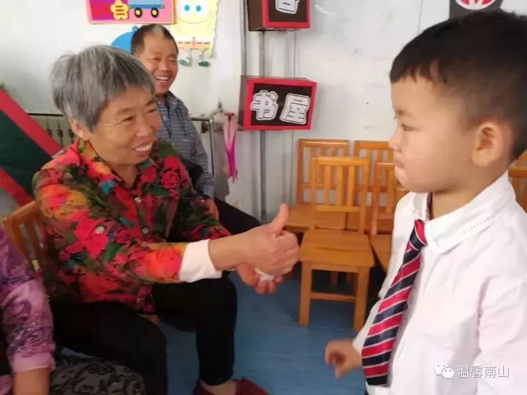 孝敬老人情暖重阳节,孝老爱亲情暖重阳图片