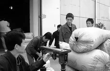 80年代交公粮真实情景视频,回忆三十多年前交公粮的情景