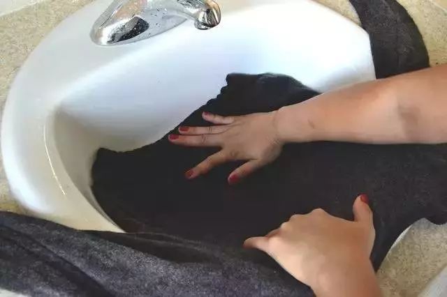 羊毛衣洗了掉毛很严重怎么处理,羊毛衣大衣专用洗衣粉