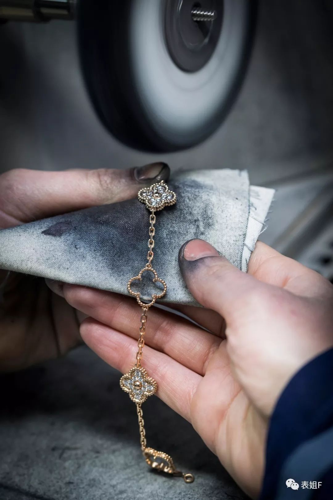 人人都在戴的耳机,人人都在戴的银手镯