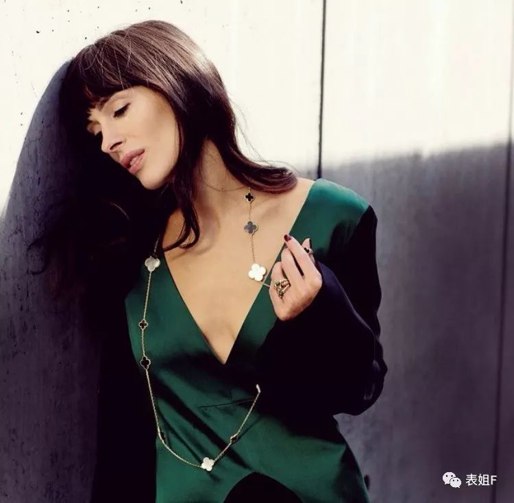 人人都在戴的耳机,人人都在戴的银手镯