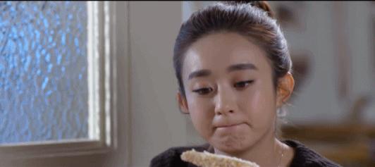 赵丽颖王一博录节目蓝色吊带上衣,赵丽颖王一博快本对视说话