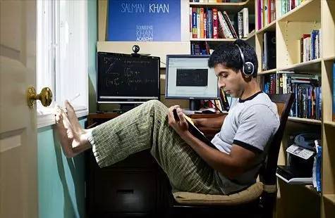 他曾一无所有，却颠覆了美国教育，比尔盖茨是他的粉丝，现在他把自己估值比苹果公司还高的项目免费化了