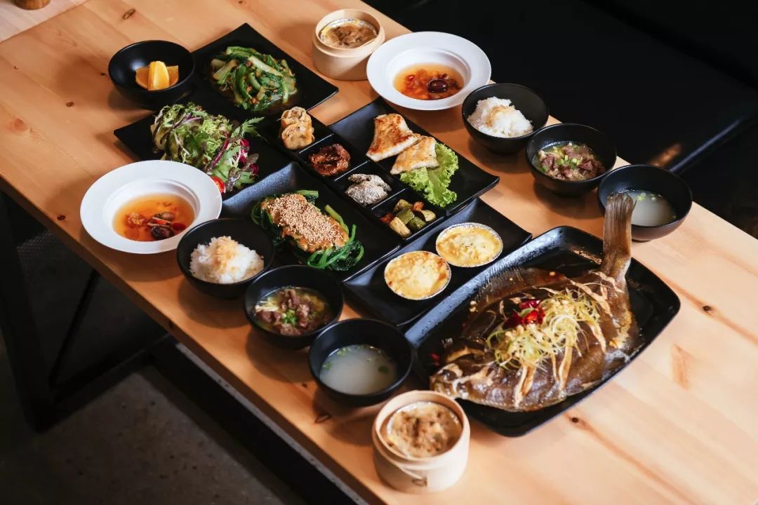 青岛这家进口海鲜店，竟把工厂开到了食客眼前？用自助价格吃怀石品质！