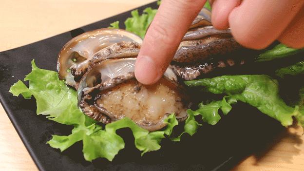 青岛这家进口海鲜店，竟把工厂开到了食客眼前？用自助价格吃怀石品质！