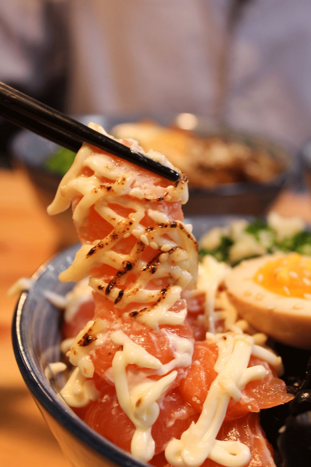 青岛这家进口海鲜店，竟把工厂开到了食客眼前？用自助价格吃怀石品质！