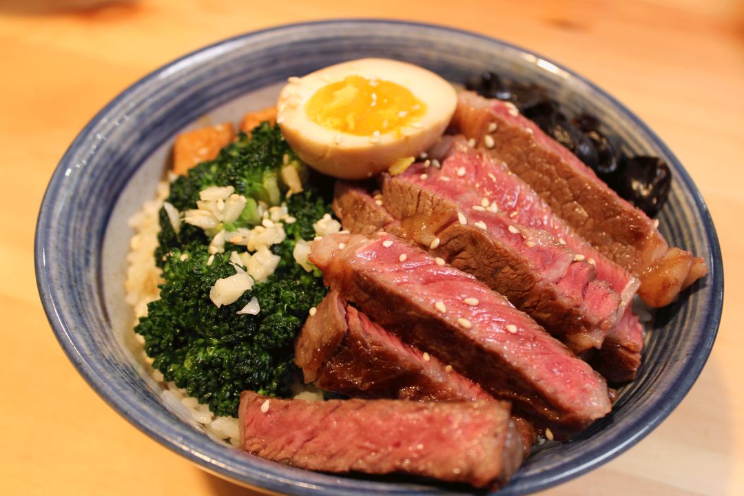 青岛这家进口海鲜店，竟把工厂开到了食客眼前？用自助价格吃怀石品质！