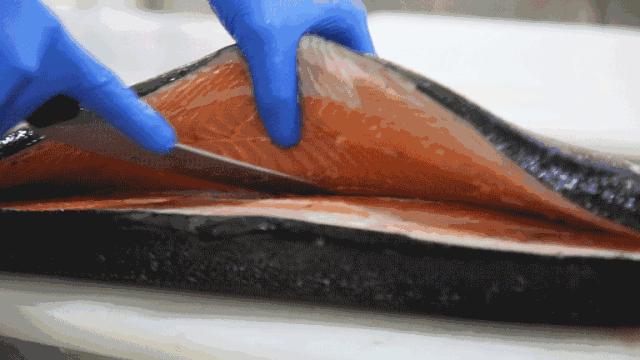 青岛这家进口海鲜店，竟把工厂开到了食客眼前？用自助价格吃怀石品质！